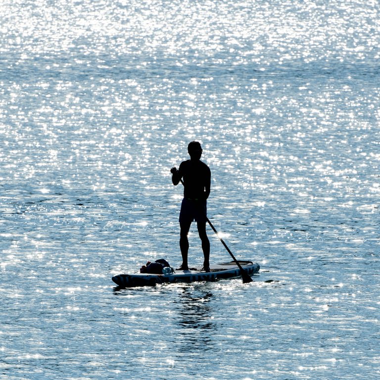 Ein Stehpaddler auf dem Wasser (Foto: dpa Bildfunk, picture alliance/Matthias Balk (Symbolbild))