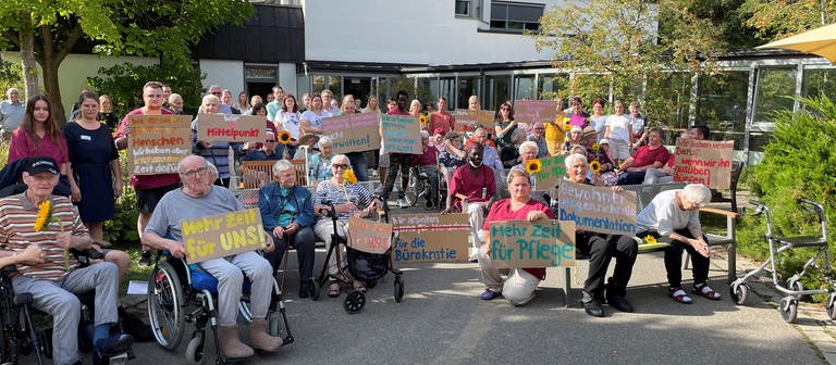 Protestaktion gegen das neue Infektionsschutzgesetz bei der St. Elisabeth-Stiftung in Bad Waldsee (Foto: SWR, Johannes Riedel)