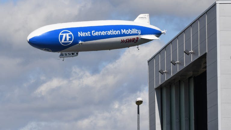Ein Zeppelin NT fliegt über Friedrichshafen. Zeppelin-Geschäftsführer Breuer gab bekannt, dass sein Unternehmen seit sieben Jahren eine Projektgesellschaft in den USA beliefert. (Foto: dpa Bildfunk, picture alliance/dpa | Felix Kästle)