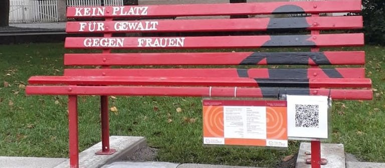 Rote Bank als Zeichen gegen Gewalt an Frauen (Foto: Pressestelle, Polizeipräsidium Ravensburg)