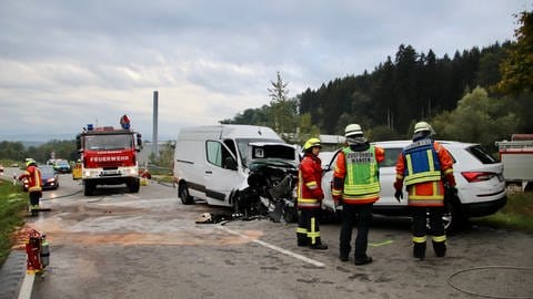 Bei einem Unfall auf der B32 im Bereich Amtzell im Kreis Ravensburg ist eine Person ums Leben gekommen. (Foto: Davor Knappmeyer)