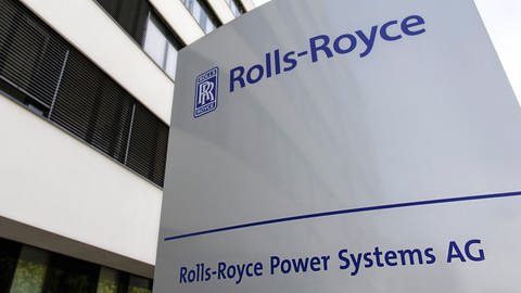 Vor einem Gebäude steht ein Firmenschild mit der Aufschrift "Rolls-Royce Power Systems AG" (Foto: Pressestelle, Rolls-Royce Power Systems )