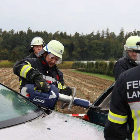 Eine Feuerwehrfrau schneidet mit einer Rettungsschere ein Auto auf. (Foto: SWR, Martin Hattenberger)