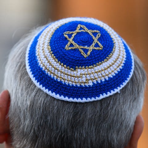 Ein Mann trägt eine Kippa mit Judenstern. (Symbolbild) (Foto: dpa Bildfunk, picture alliance/dpa/Robert Michael (Symbolbild))