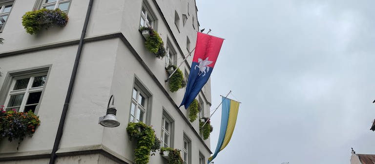 Die Fahne der georgischen Stadt Telawi hängt neben der ukrainischen Fahne am Rathaus von Biberach.  (Foto: SWR, Johannes Riedel)