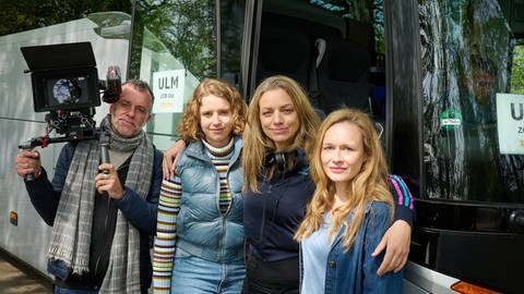 v. li. Anja Schneider als Jenni, im Hintergrund  Dominik Weber und Christiane Bärwald als Sven und Mara Giebert. (Foto: SWR, SWR/Hager Moss Film/Bernd Schuller)