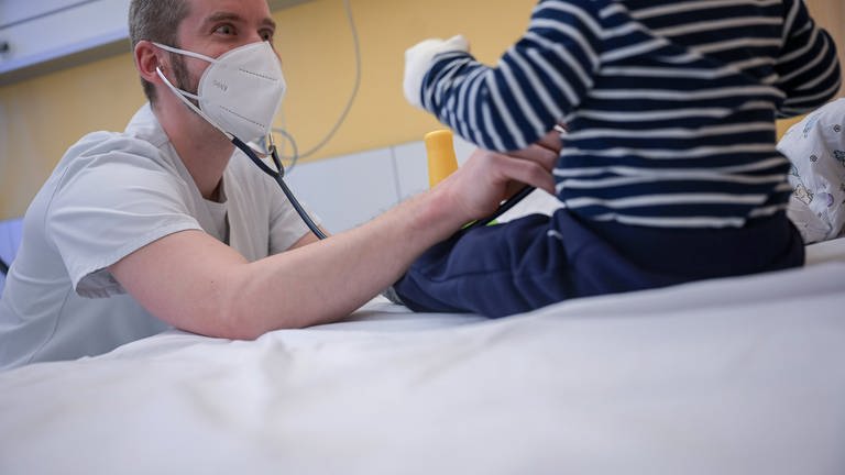 Kind wird von Kinderarzt untersucht. Symbolbild: RS-Virus verbreitet sich im Raum Bodensee-Oberschwaben (Foto: dpa Bildfunk, Picture Alliance)
