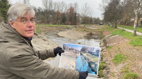 Baubürgermeister Christian Kuhlmann zeigt anhand eines Fotos, wie der Abschnitt vor der Revitalisierung ausgesehen hat.  (Foto: SWR, Johannes Riedel)