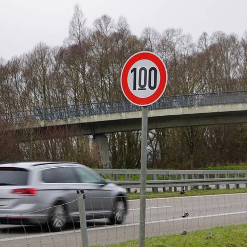 Aktion von Klimaaktivisten in Oberschwaben: Zwischen Ravensburg und Baindt wurde bei elf Tempolimitschildern aus Tempo 120 Tempo 100. (Foto: dpa Bildfunk, Foto dpa: David Pichler)