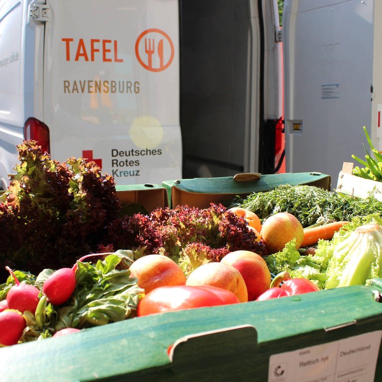 Eine Kiste mit Lebensmitteln wird zur Tafel ravensburg transportiert. (Foto: Pressestelle, DRK)