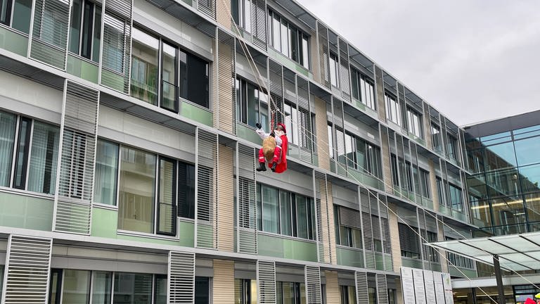 Am St. Elisabethen-Klinikum in Ravensburg hat sich der Nikolaus heute vom Dach abgeseilt. (Foto: SWR)