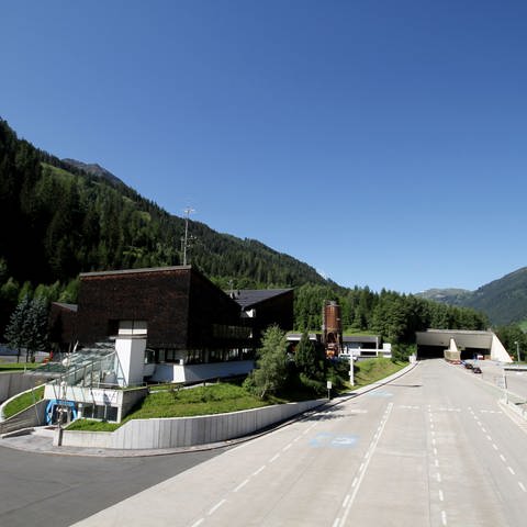 Einfahrt des Arlbergtunnels mit Autobahnmeisterei St.Jakob (Foto: Pressestelle, ASFINAG)