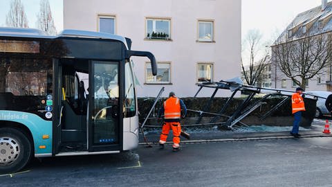 In Friedrichshafen ist ein Stadtbus in eine Bushaltestelle gefahren. Ersten Polizeiinformationen zufolge sind mehrere Businsassen verletzt worden. Es sei große Sachschaden entstanden. Die Rettungskräfte seien im Einsatz, so die Polizei in einer Erstmeldung.  (Foto: SWR, Moritz Kluthe)