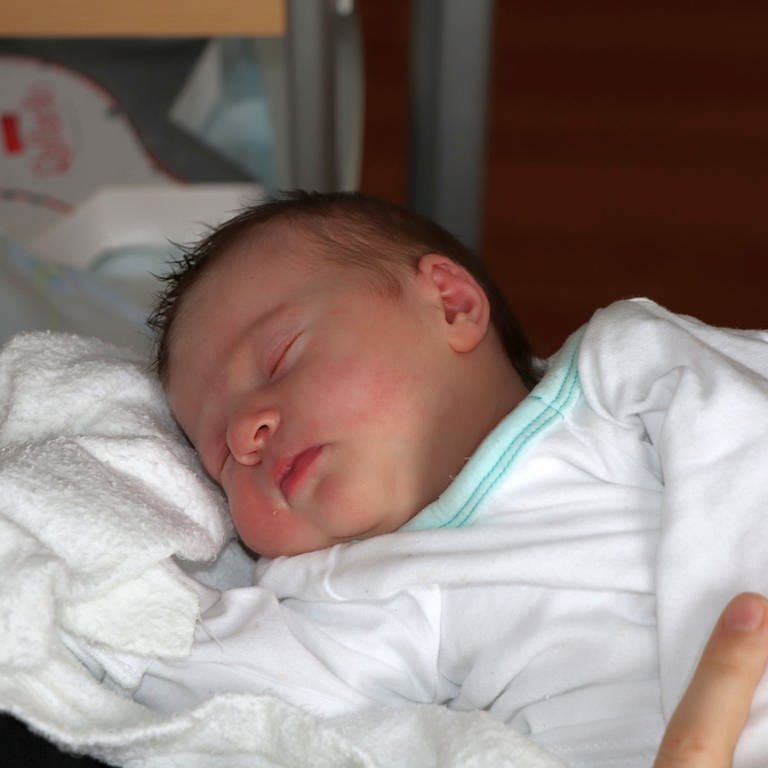 Weihnachtsbaby Natasha Czörgö kam am 24.12.2022 in der Klinik Friedrichshafen auf die Welt. (Foto: Pressestelle, MCB)