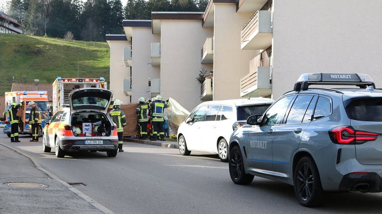 Rettungskräfte sind nach einem Unfall in Scheidegg (Landkreis Lindau) im Einsatz. Ein 89 Jahre alter Fahrer hatte dort Großmutter, Mutter und Enkel im Kinderwagen mit seinem Auto erfasst, die 64-Jährige starb.  (Foto: dpa Bildfunk, picture alliance/dpa | Mario Lassleben)