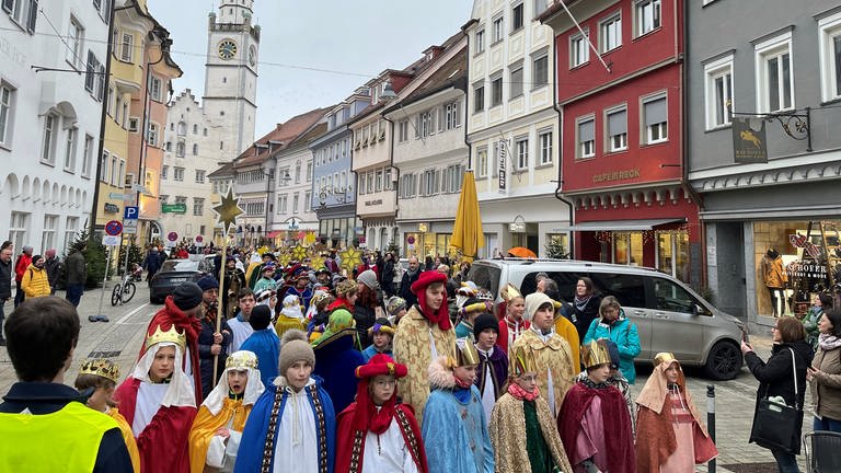 Sternsinger bei Prozession in Ravensburg (Foto: SWR, Achill Tiwary)