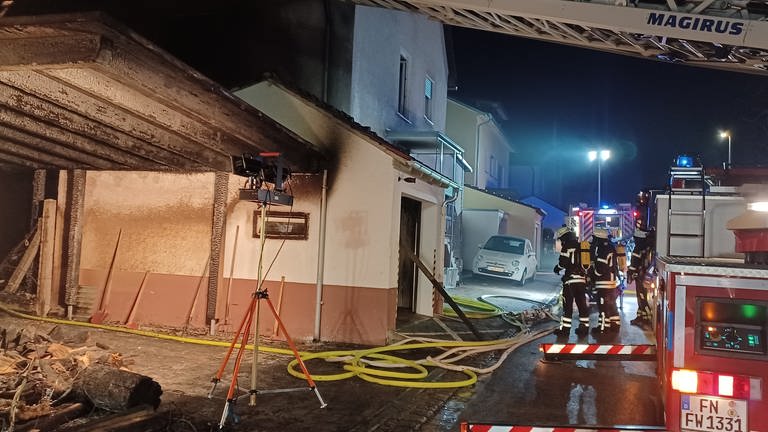 In Friedrichshafen brannte in der Silvesternacht ein Carport. Die Feuerwehr evakuierte zwei benachbarte Wohngebäude.  (Foto: Pressestelle, Stadt Friedrichshafen)