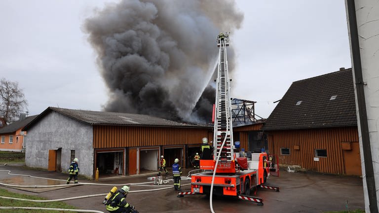 Eine Scheune brennt in Unteropfingen im Landkreis Biberach. (Foto: Pressestelle, Thomas Pöppel)