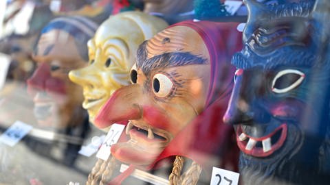 Masken von verschiedenen Narrenzünften liegen in einem Schaufenster in Bad Waldsee. (Foto: dpa Bildfunk, picture alliance/dpa/Felix Kästle (Symbolbild))