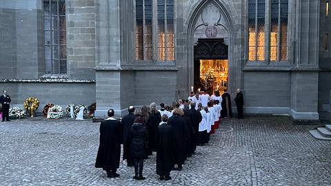 Trauergäste vor Salemer Münster - Gottesdienst für Max Markgraf von Baden (Foto: SWR, Julia Kretschmer)