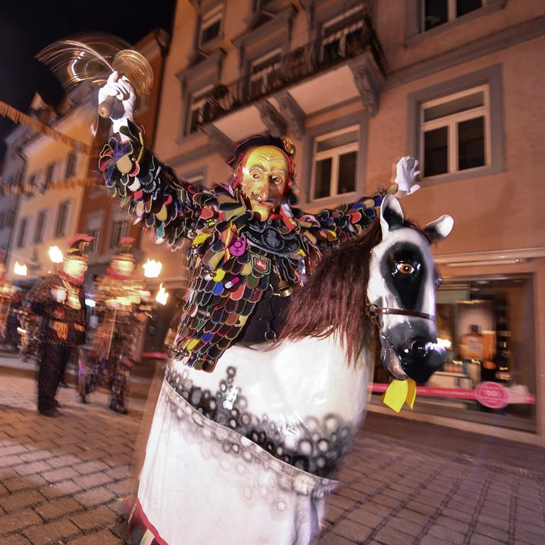 Der Blätzle-Polizist der Konstanzer Narrenzunft Blätzlebuebe ist auf einem Holzpferd und mit Holzmaske zu sehen (Foto: dpa Bildfunk, Picture Alliance)