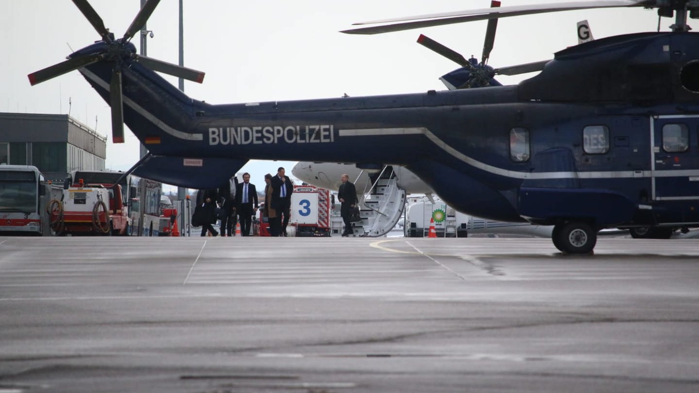 Kanzler Scholz (rechts) steht neben Treppe von Regierungsflugzeug am Flughafen Friedrichshafen (Foto: SWR)