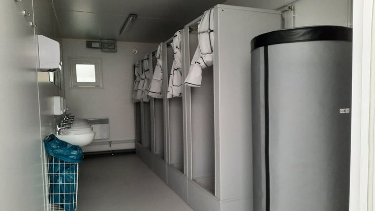 Duschcontainer in einer Konstanzer Notunterkunft für 480 Geflüchtete. (Foto: SWR, Stefanie Baumann)
