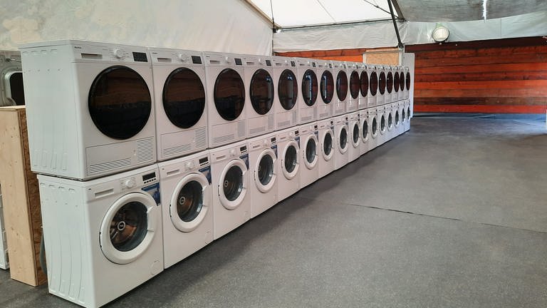 Waschmaschinen und Trockner in einer Konstanzer Notunterkunft. (Foto: SWR, Stefanie Baumann)