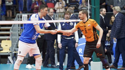 Zwei Volleyballspieler reichen sich die Hand.  (Foto: Pressestelle, VfB Friedirchshafen)