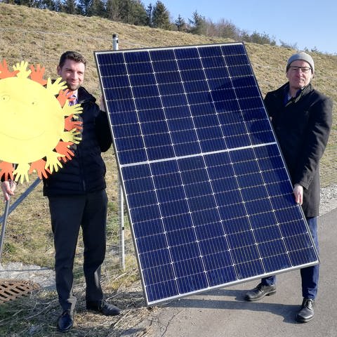 Eines von 4000 Modulen: Der Allensbacher Bürgermeister Stefan Friedrich (l.) und solarcomplex-Vorstand Bene Müller wollen auf dem Lärmschutzwall an der B33 künftig 2 Millionen Kilowattstunden Strom im Jahr ernten.  (Foto: Solarcomplex)