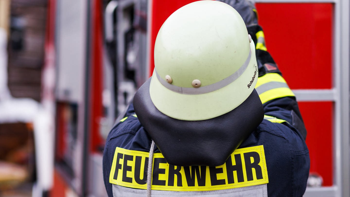 Ein Feuerwehrmann mit Helm von hinten. (Foto: dpa Bildfunk, picture alliance/dpa/Philipp von Ditfurth)