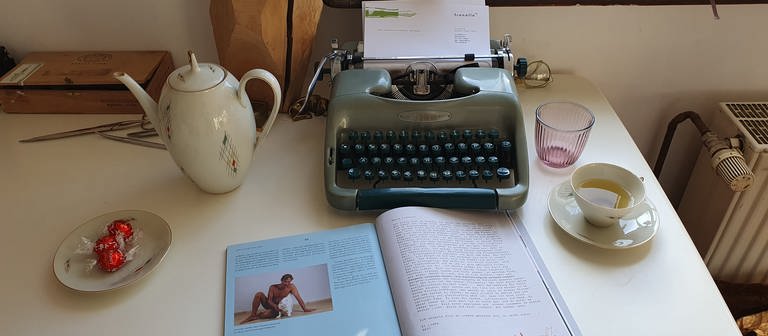 Das Atelier von Veronika Fischer in Konstanz. Sie bietet einen Liebesbrief-Service an. Die Schreibmaschine ist nur Dekoration - die Liebesbreife schreibt sie auf dem Computer. (Foto: SWR)