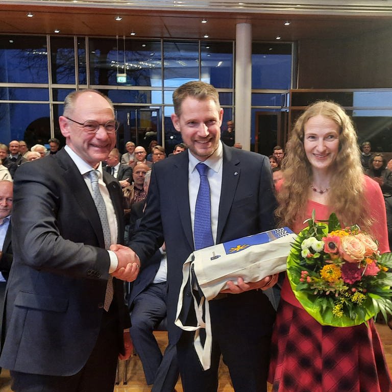 Landrat Lothar Wölfle (links) gratuliert Luca Wilhelm Prayon und Ehefrau Kirsten (Foto: SWR)