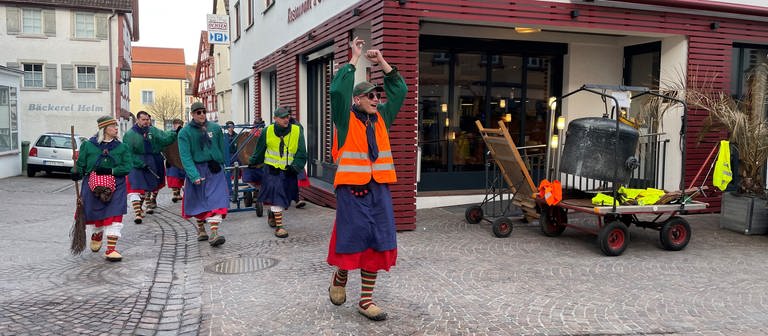 Beim Hexenspuk in Bad Saulgau wecken die Narren die Bevölkerung.  (Foto: SWR, Marlene Fuchs)
