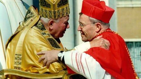Papst Johannes Paul II. umarmt 2001 den neuen Kardinal Walter Kasper (Foto: dpa Bildfunk, picture-alliance/dpaweb/Vatican_Pool)