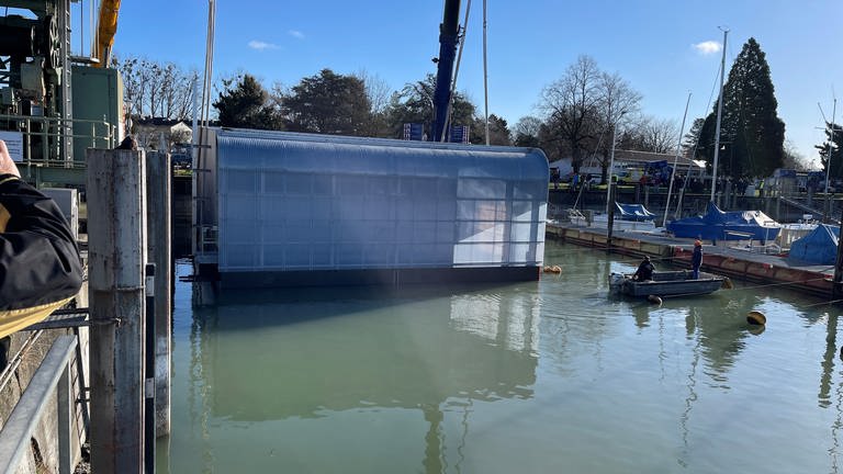 In Friedrichshafen ist am Mittwoch eine neue Zollboothalle eingewassert worden. (Foto: SWR, Achill Tiwary)