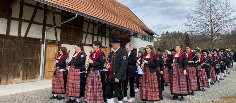 Frauen in Tracht, die zum Musikverein Taldorf gehören. (Foto: SWR, Marion Kynass)