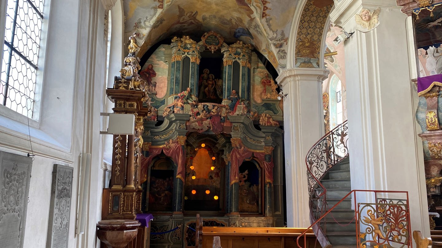 Ein großer Altar in einer Kirche zeigt das Heilige Grab, einen barockes Kulissentheater. (Foto: SWR, Theresia Blömer)