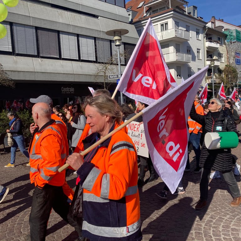 Menschen mit Fahnen der Gewerkschaft ver.di laufen in einem Demonstrationszug (Foto: SWR, Thomas Wagner)