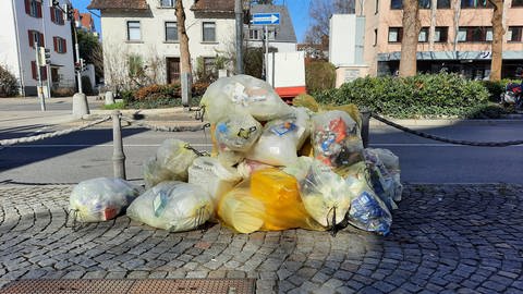 Gelbe Säcke liegen in Konstanz zu einem Berg gestapelt auf der Straße. Wegen des Streiks wurden sie nicht abgeholt. (Foto: SWR, Stefanie Baumann)