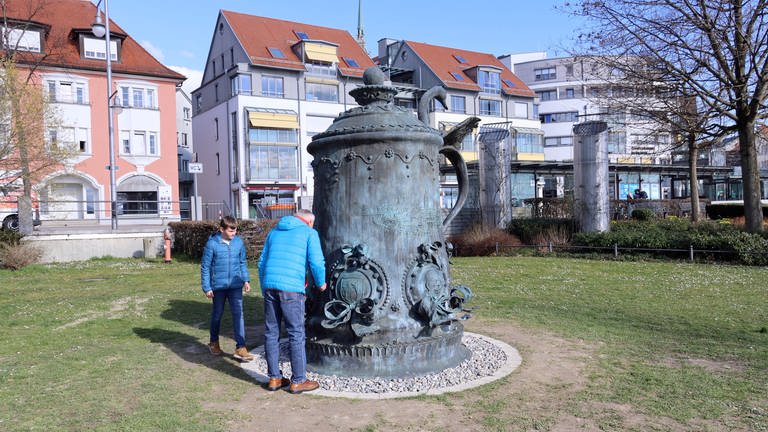 Eine große Skulptur eines Bierkruges mit Deckel steht auf einer Wiese an der Seepromenade in Friedrichshafen. (Foto: SWR, Alfred Knödler)
