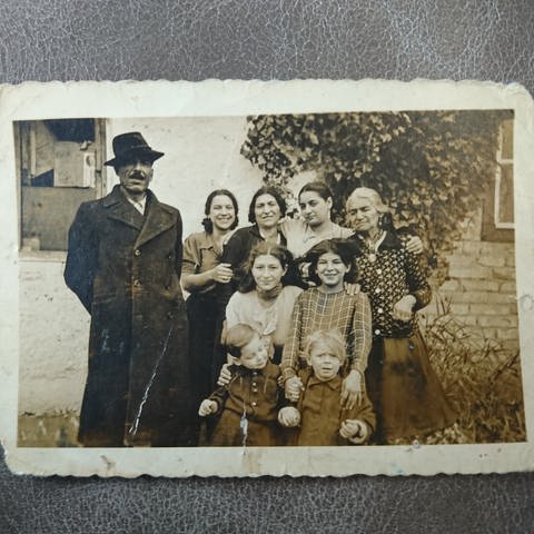 Auf einem vergilbten schwarz-weiß-Foto ist die Familie Winter zu sehen. (Foto: Pressestelle, Axel Huber)