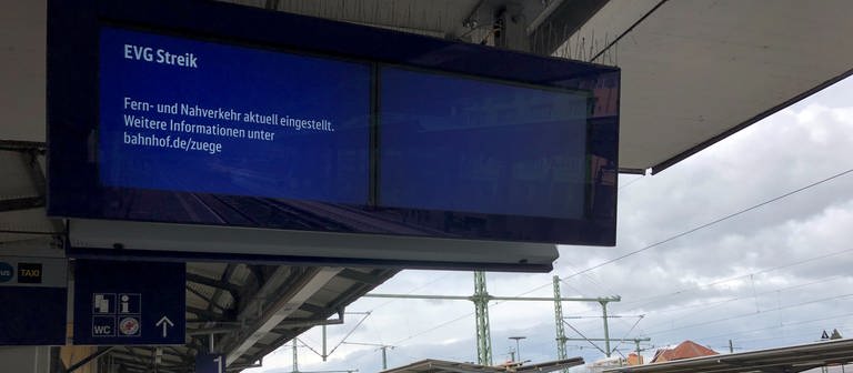 Eine Anzeigetafel am Bahnhof Friedrichshafen weist auf den bundesweiten Warnstreik hin. (Foto: SWR, Martin Hattenberger)