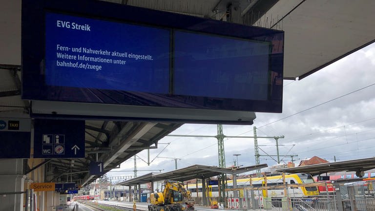 Eine Anzeigetafel am Bahnhof Friedrichshafen weist auf den bundesweiten Warnstreik hin. (Foto: SWR, Martin Hattenberger)