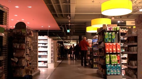 Dunkler Supermarkt in Konstanz, Einkaufen für Sensible, Ruhiges Einkaufen für Autisten  (Foto: SWR)