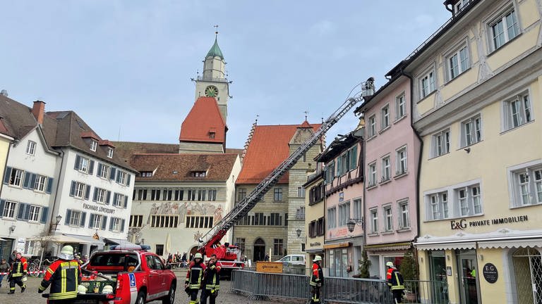In Überlingen ist am Dienstagabend in einem Haus in der Altstadt ein Feuer ausgebrochen. Am Mittwoch sind die Rettungskräfte weiter vor Ort. (Foto: SWR)