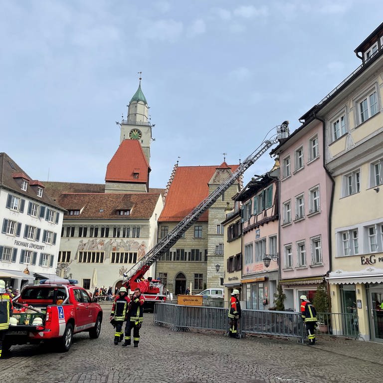 In Überlingen ist am Dienstagabend in einem Haus in der Altstadt ein Feuer ausgebrochen. Am Mittwoch sind die Rettungskräfte weiter vor Ort. (Foto: SWR)