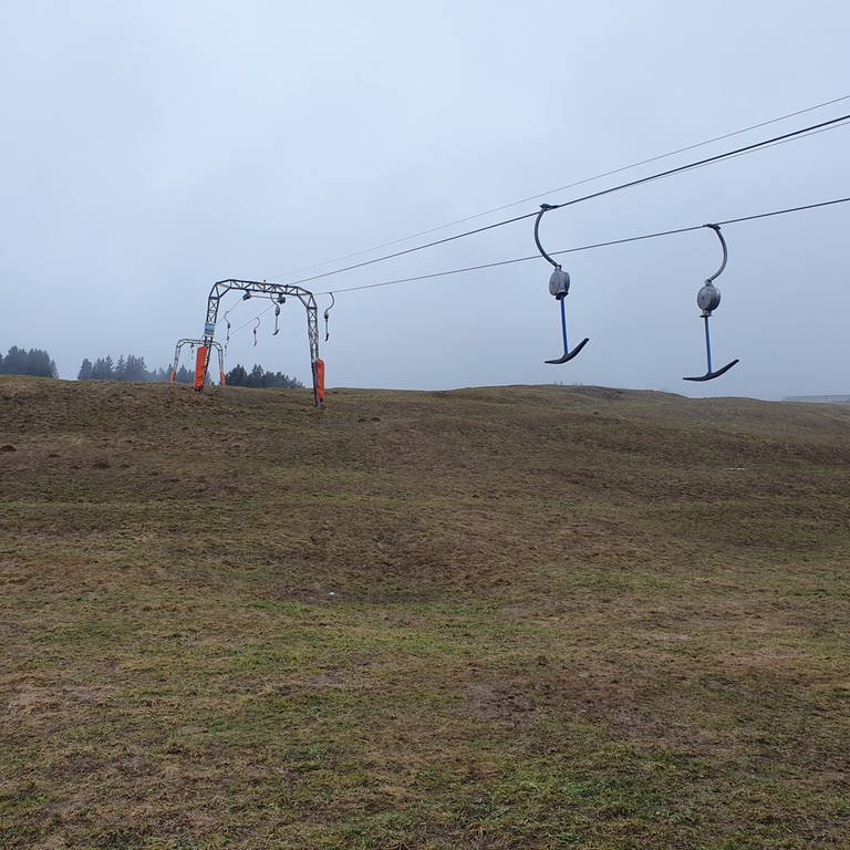 Ein Skilift am Flumserberg. Im Januar 2023 gab es dort keinen Schnee. (Foto: SWR, Fiehler)