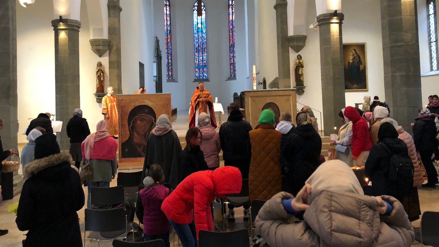 Gläubige bei orthodoxem Ostergottesdienst in der Ravensburger St. Jodokskirche (Foto: SWR, Moritz Kluthe)