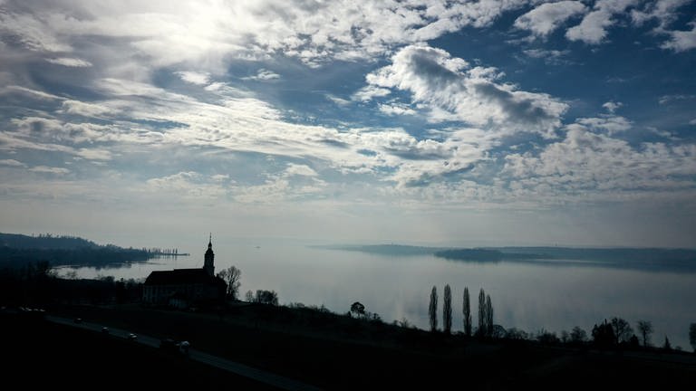 Dunst und Wolken sind über dem Bodensee und der ehemaligen Klosterkirche Birnau zu sehen.  (Foto: dpa Bildfunk, picture alliance/dpa | Felix Kästle)